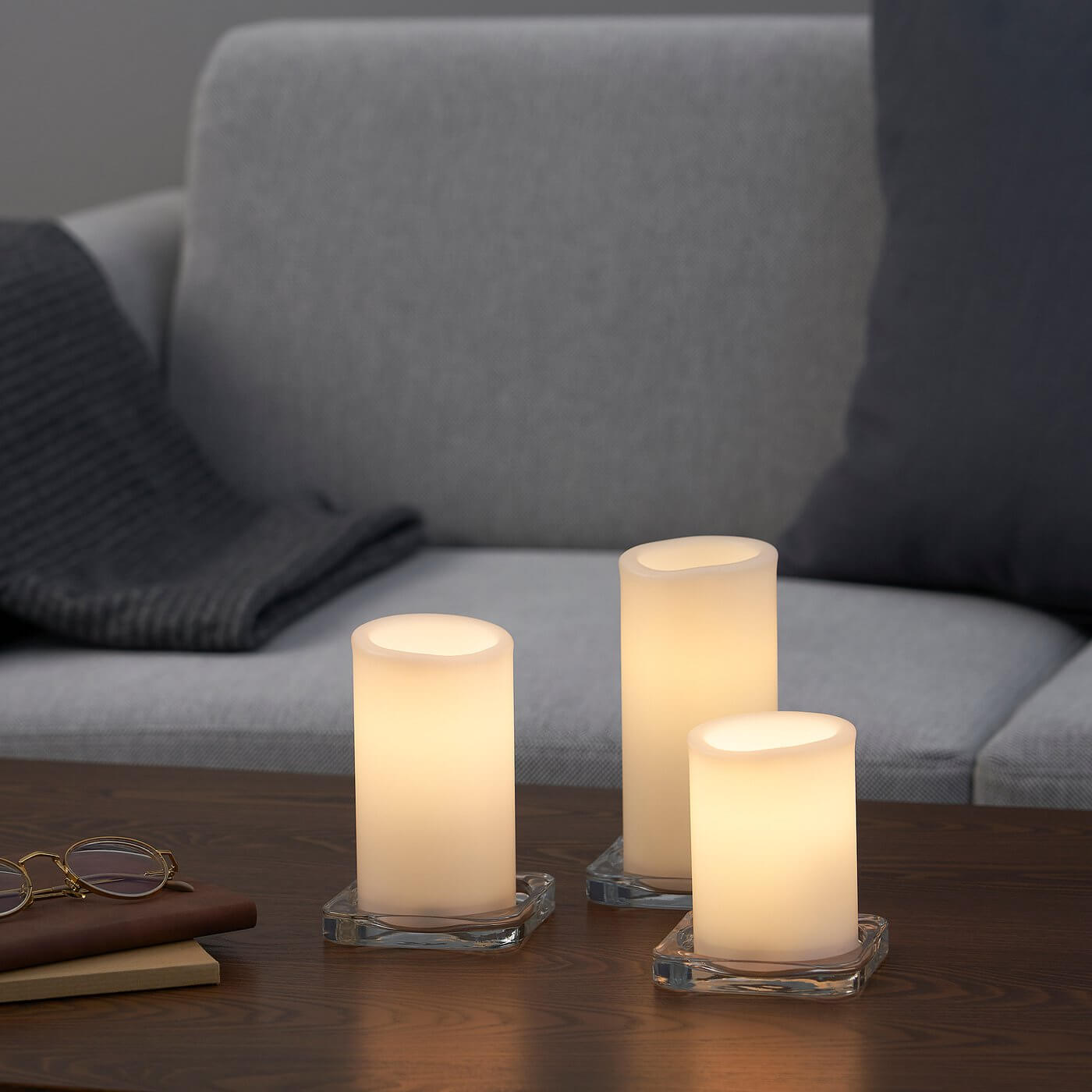 aedelloevtraed-led-block-candle-set-of-3-white-indoor__1061760_pe850547_s5 ست 3 تایی شمع LED استوانه ای ایکیا مدل ADELLOVTRAD - Image 1